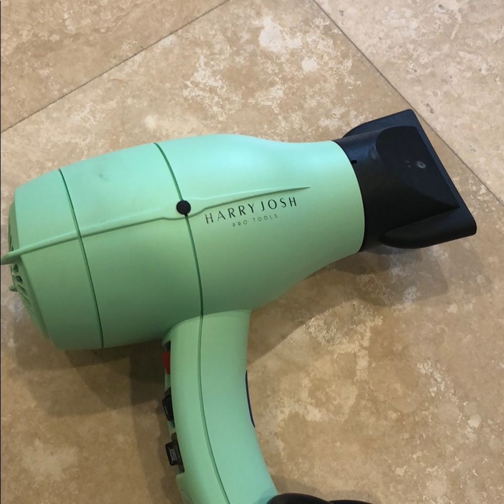 Harry and Josh blowdryer.